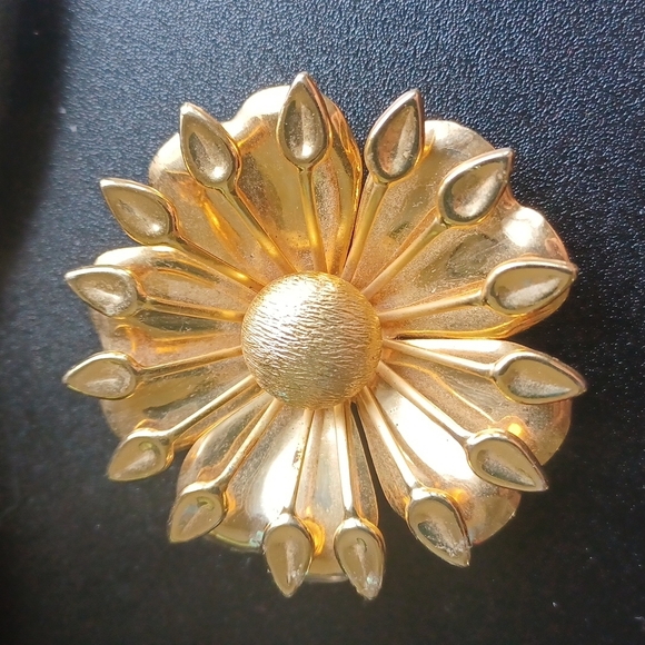 VINTAGE GOLD TONE FLOWER 3D MID-CENTURY BROOCH PIN - Picture 1 of 3